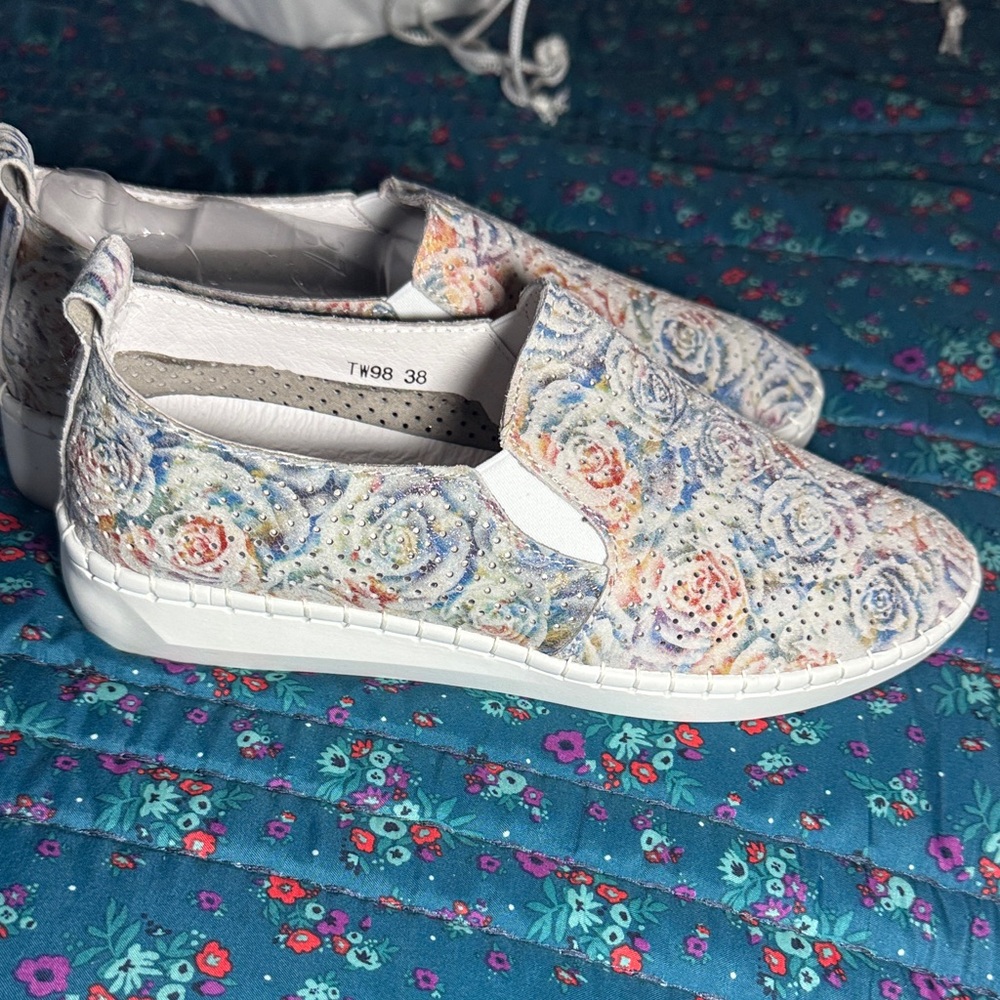 NWOT bernie mev. Women's Leather Pastel Floral Slip-On Flats SZ 38 EU SZ 7.5 US